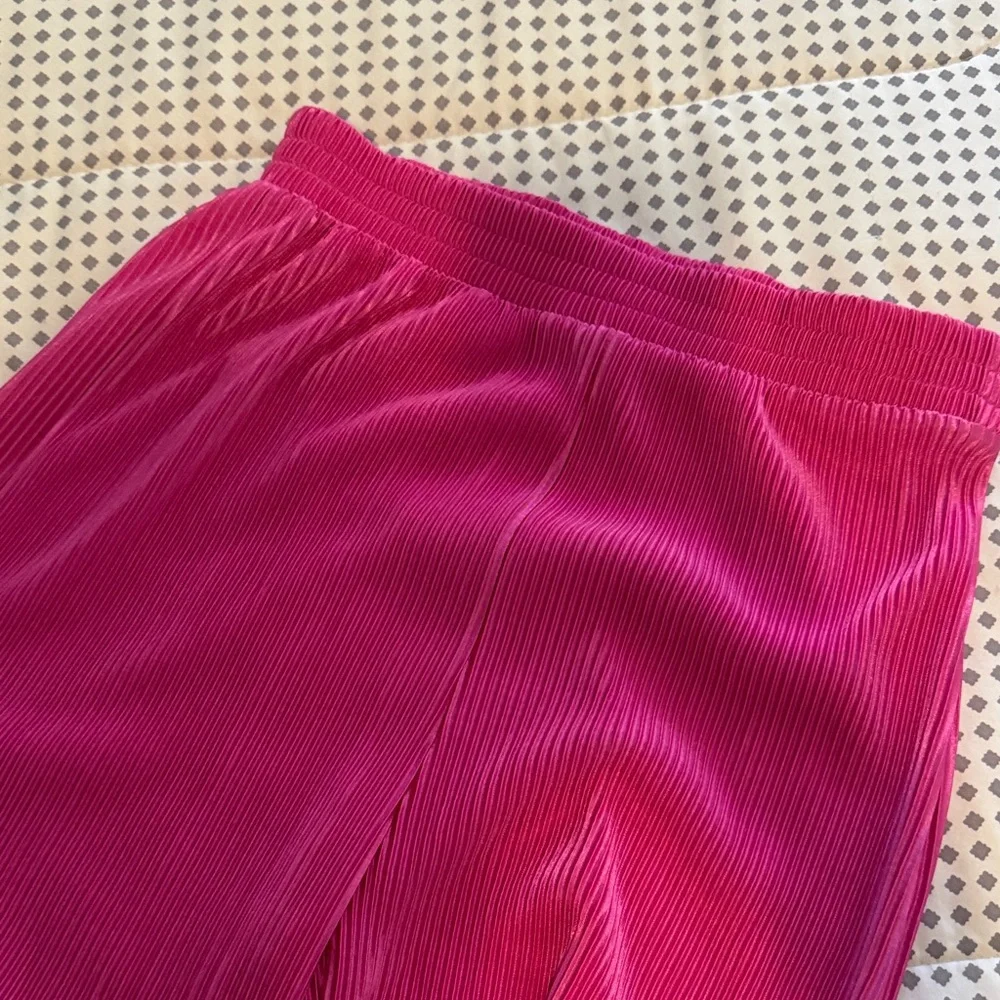 Pink Pleated Set of Crop Top and Pants - Picture 7 of 9
